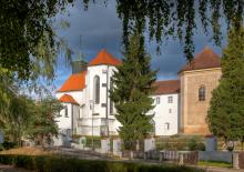 Muzeum Jindřichohradecka připravilo také na letošní prázdniny sérii nočních komentovaných prohlídek gotického kostela sv. Jana Křtitele ve Štítného ulici. Každý prázdninový pátek od 20.00 hodin se návštěvníci vydají do míst opředených pověstmi, tajemstvím i jedinečnou historií.