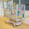 Kapka naděje předala Dětskému oddělení českobudějovické nemocnice nová nemocniční lůžka