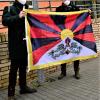 Náměstci Talíř a Klíma vyvěsili před budovou Krajského úřadu Jihočeského kraje tibetskou vlajku.