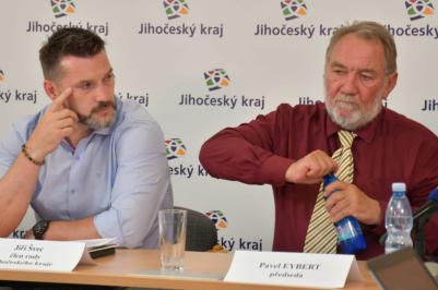 Radní Jiří Švec a Pavel Eybert na tiskové konferenci po setkání členů Spolku pro výstavbu dálnice D3 a D4, které se konalo v pondělí 17. června.