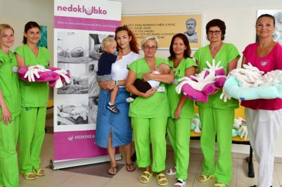 Spolek Nedoklubko věnoval Neonatologickému oddělení Nemocnice České Budějovice pět pelíšků.