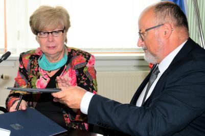 Nastává další důležitá etapa v rozvoji Jihočeského letiště. Řekla to hejtmanka Ivana Stráská v pátek 26. června 2020 během podpisu smlouvy o koupi padesátiprocentního podílu společnosti Jihočeské letiště České Budějovice a. s. od statutárního města České Budějovice.