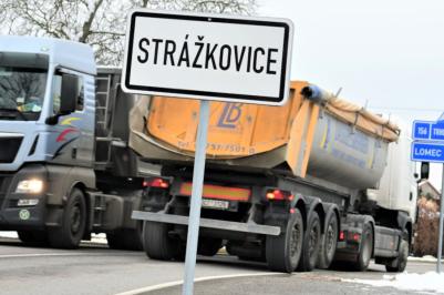 Řidiči budou moci začít využívat obchvat Strážkovic v listopadu 2022. Vyplývá to z rozhodnutí rady kraje, která ve čtvrtek 27. srpna schválila dodavatele této stavby. Na základě výběrového řízení se jí stala společnost EUROVIA CS, která komunikaci kolem obce na Českobudějovicku vybuduje za 116 milionů korun. 
