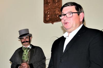 Náměstek hejtmanky pro kulturu Pavel Hroch při slavnostním křtu publikace  Po stopách rodu Buquoyů.