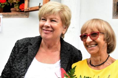 Hejtmanka Ivana Stráská s držitelkou ocenění Růženou Vincikovou.