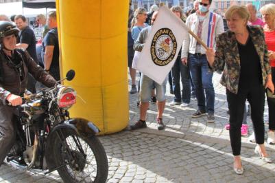 Hejtmanka Ivana Stráská odstartovala 50. ročník Veteran Rallye Křivonoska.