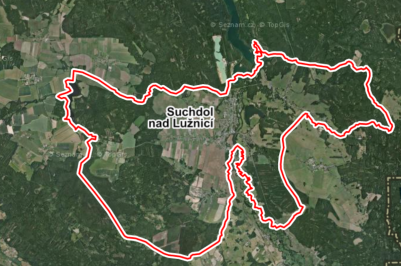 Zjistit hranice katastru vaší obce není nic složitého. Zobrazit je vcelku dobře a výrazně umí Mapy.cz od Seznamu, tak i Google Maps. V obou případech jak v prohlížeči, tak v mobilu. A v obou případech vždy červenou čarou (foto: Suchdol nad Lužnicí - aplikace Mapy.cz).