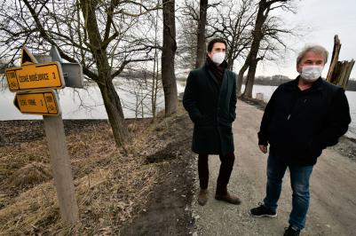 První náměstek hejtmana František Talíř a vedoucí odboru životního prostředí, zemědělství a lesnictví Zdeněk Klimeš v lokalitě Vrbenské rybníky.