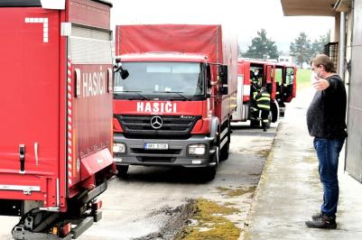 Hasičská auta s ochrannými pomůckami dorazila v úterý 13. dubna do centrálního skladu JčK v areálu Jihočeského letiště v Plané u Českých Budějovic krátce před 13. hodinou. Auta vyložili a následnou distribuci zajišťovali zaměstnanci kraje.
