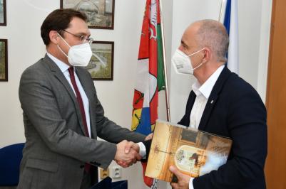 Hejtman Martin Kuba se setkal s velvyslancem Francie J. E. Alexisem Dutertrem.