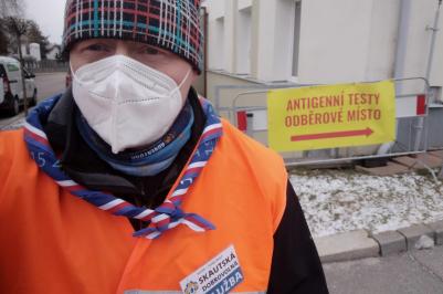 Skauti ze střediska Zlatá Růže pomáhali při antigenním testování v jindřichohradecké nemocnici. Vedle svého zaměstnání či studia odsloužili v uplynulých dvou měsících 420 dobrovolnických hodin. 