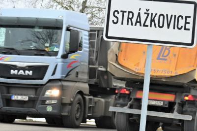 Kvůli úhradě poplatku na vynětí pozemků z půdního fondu navýšil kraj prostředky na stavbu silničního obchvatu Strážkovic o 23 milionů korun. Cena stavby tak vyjde na 169,2 milionu.