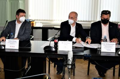 Kraj podepsal smlouvy se třemi společnostmi, které v letech 2022 až 2032 zajistí přepravu Jihočechů autobusovou dopravou. Zleva: předseda představenstva GW BUS a.s. Robert Krigar, hejtman Martin Kuba a předseda představenstva ČSAD AUTOBUSY České Budějovice a.s. Peter Schmolmüller .