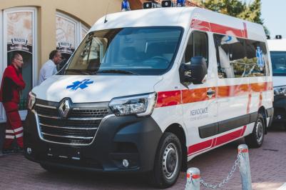 Madeta a GW Jihotrans darovaly českobudějovické nemocnici dva sanitní vozy.