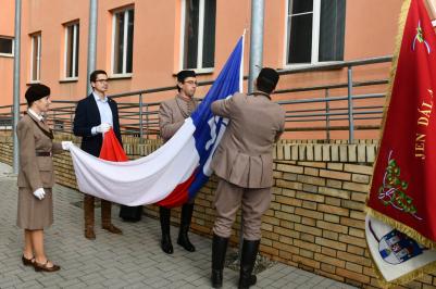 Před krajským úřadem opět vlaje sokolská vlajka. Sokolům děkoval i první náměstek Talíř.