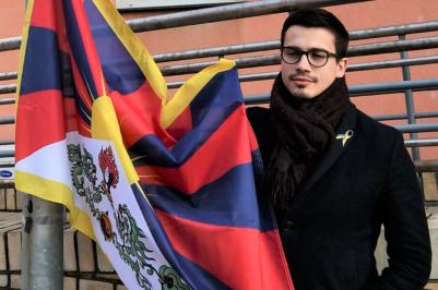 Tibetská vlajka vystoupala dnes 10. března v 7:20 hodin na jeden ze čtyř stožárů před Krajským úřadem Jihočeského kraje. Vlajku osobně vyvěsil první náměstek hejtmana František Talíř. 