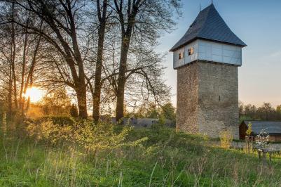 Jen pár minut od Dolního Dvořiště se za týden otevírá unikátní historická památka, tvrz Tichá. Její hradní věž je vysoká celkem 28 metrů a zároveň je nejjižnější hradní vyhlídkovou věží v České republice. 