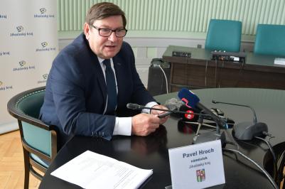 Náměstek hejtmana Pavel Hroch volal starostovi Doudleb Zdeňku Šmídovi: stali jste se Vesnicí roku Jihočeského kraje 2023.
