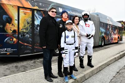 Dnes vyjel nově do ulic Českých Budějovic autobus MHD, který je doslova pojízdným uměleckým dílem. Ručně pomalovaný je nejen zvenku, ale i uvnitř. Zadavatelem díla je Hvězdárna a planetárium České Budějovice a autobus slouží jako pojízdný billboard.