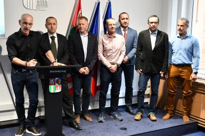Zleva: hejtman Jihočeského kraje Martin Kuba, krajský koordinátor ortopedického programu a primář ortopedického odd. NČB David MUSIL, koordinátor anesteziologického managmentu ortopedického programu a primář ARO NČB Richard TESAŘÍK, Nemocnice Prachatice - Prim. MUDr. Martin STÁREK, Nemocnice Písek - Prim. MUDr. Vilém SVOBODA, MBA, Nemocnice Tábor - Prim. MUDr. Pavel PAZDÍREK, Nemocnice Jindřichův Hradec - Prim. MUDr. Stanislav STROPEK.