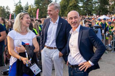 Velkolepé zahájení! Plamen Olympiády dětí a mládeže vyšlehl z řeky Vltavy.