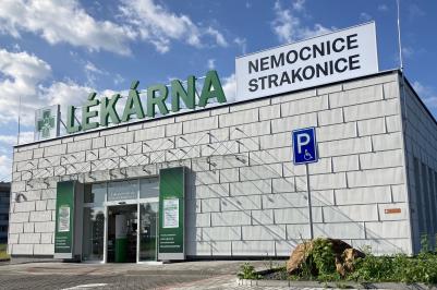 Nemocniční lékárna v obchodní zóně u Katovické ulice v Strakonicích.