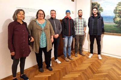 Foto (zleva doprava): DI Christiane Hannauer (Amt der NÖ Landesregierung, Abteilung Umwelt- und Energiewirtschaft RU3/Úřad Dolnorakouské zemské vlády, odbor životního prostředí a energetického hospodářství RU3 - strategický partner), Ing. Martina Petrová (Jihočeská Silva Nortica a Přírodní zahrada, z.s.), Mgr. Aleš Seifert (Alšova jihočeská galerie), Anna Zeiser (Bundesamt für Wasserwirtschaft BAW/Spolkový úřad pro vodní hospodářství), Willem van Hoesel („Natur im Garten“ GmbH), DI Sebastian Rath (BAW).