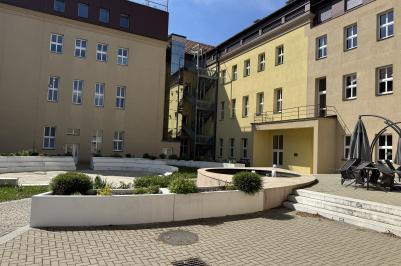 Ještě před několika lety byla střecha Obchodní akademie a Jazykové školy s právem státní jazykové zkoušky v Písku jen technickým prostorem. Dnes to tu šumí pestrým studentským životem.