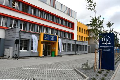 Nové zázemí vzniklo přestavbou objektu na adrese Kněžskodvorská 879/33A. Přesune se sem českobudějovické pracoviště poradny, její ředitelství, Centrum prevence i pracoviště projektu Implementace dlouhodobého záměru Jihočeského kraje.