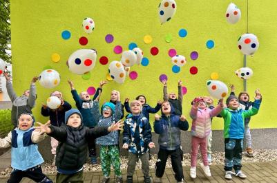 Více než čtvrt milionu Čechů žije s lupénkou. Jejich nemoc není nakažlivá, přesto tito lidé čelí odsuzujícím komentářům, odmítání a nepochopení. Změnit to chce říjnová kampaň Puntíkový den. 